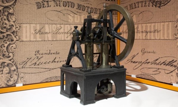 Всичко започва през 1853 г., когато Еудженио Барсанти и Феличе Матеучи от Лука патентоват първия двигател с вътрешно горене. Цели 22  години преди Николаус Август Ото, който разработва проекта за разширяването му в областта на автомобилостроенето с подкрепата на Готлиб Даймлер и Вилхелм Майбах. История, която се повтаря повече от век по-късно, когато инженерите на Fiat изобретяват технологията, която революционизира  дизеловия двигател.
